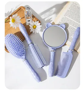 Vista dettagliata del set da 4 pezzi spazzola per capelli e specchio viola con manici a rombi