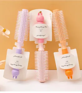 Drei bunte Rundbürsten mit süßen Kaninchengriffen für Styling und Massage.