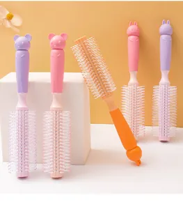 Detailansicht süßer Rundbürsten mit Cartoon-Tiergriffen für perfektes Haarstyling