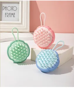 Detalle de cepillos de masaje de cuero cabelludo de silicona en verde, rosa y azul.