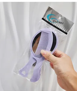 Handansicht des violetten Kinderspiegel und Kamm Sets in der Originalverpackung