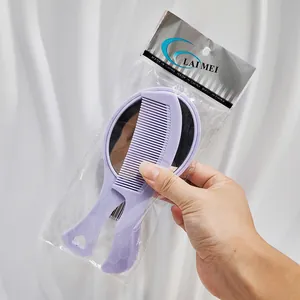 Mano che tiene un set di 2 pezzi specchio e pettine portatile viola per bambini