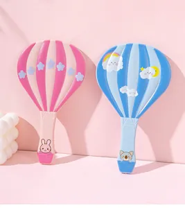 Vista detallada de lindos espejos de mano con forma de globo aerostático en colores rosa y azul.