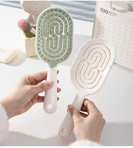 Detalle de cepillo hueco para masaje del cuero cabelludo y peinado voluminoso para mujer.