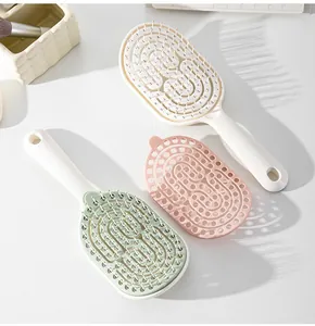 Detalle de cepillos para el cabello huecos y desmontables para peinados con volumen alto