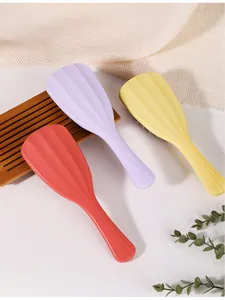 Vista detallada de cepillos para el cabello con forma de hoja en púrpura, amarillo y rojo