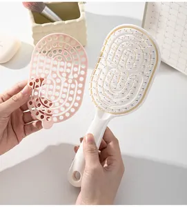Detalle del diseño hueco rosa desmontable para cepillo de pelo de masaje de fácil limpieza
