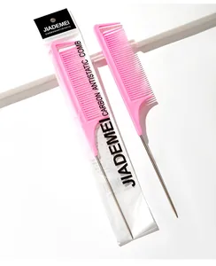 Dettaglio pettine a coda rosa professionale con spillo in acciaio e confezione styling