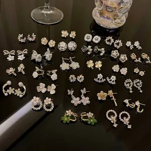 Elegante collectie S925 zilveren oorbellen met bloem-, parel- en strassontwerpen.