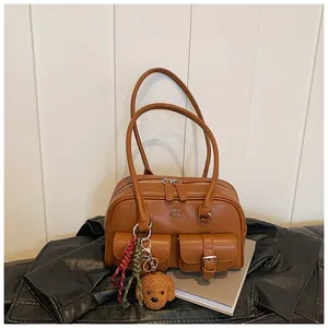 Bolso vintage de cuero sintético marrón con varios bolsillos y colgante de perro
