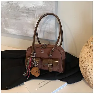Bolso de hombro vintage de ante con múltiples bolsillos y colgante de oso