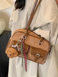 Bolso de hombro vintage marrón con múltiples bolsillos y colgante de oso de peluche