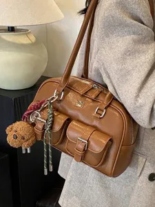 Bolso de hombro vintage de cuero sintético marrón con bolsillos y amuleto de oso