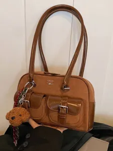 Bolso de hombro marrón de estilo vintage con múltiples bolsillos y osito.