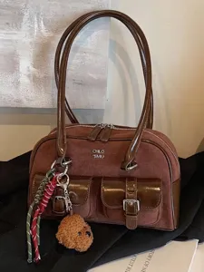 Bolso de hombro vintage de ante marrón con múltiples bolsillos y lindo colgante de perro