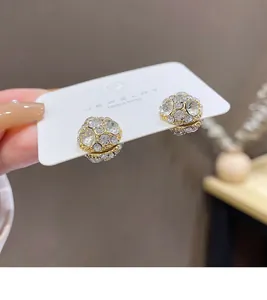 Primer plano detallado de pendientes magnéticos de bola con diamantes de imitación