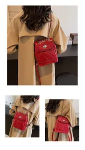 Vue de dos d'un sac à dos matelassé rouge élégant avec des bretelles en chaîne