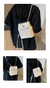 Sac à dos matelassé blanc pour femme en cuir verni brillant avec design de sac seau