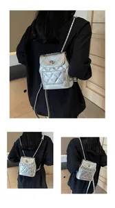 Vue arrière d'un sac à dos argenté à chaîne matelassée porté par un mannequin.