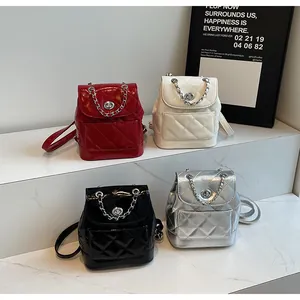 Assortiment de mini sacs à dos matelassés à chaîne en rouge blanc noir et argent
