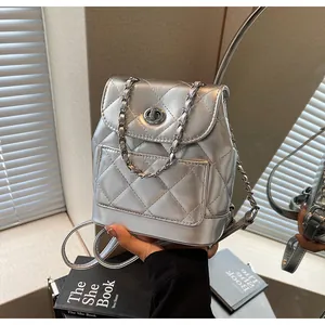 Vue détaillée d'un sac à dos matelassé argenté avec des bretelles en chaîne
