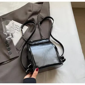 Vue arrière d'un sac à dos en cuir matelassé noir avec bretelles en chaîne argentée
