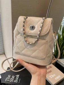 Sac à dos blanc matelassé à chaîne pour femme avec un fermoir tournant en métal
