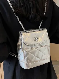 Sac à dos matelassé argenté avec bretelles chaîne sur modèle