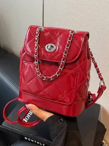 Sac à dos matelassé rouge à chaîne avec fermoir tournant argenté et style seau