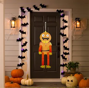 Détail de la décoration d'épouvantail citrouille Halloween avec membres en papier plié