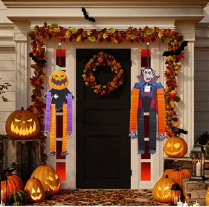 Décorations d'Halloween avec figurines en papier citrouille et vampire sur une porte
