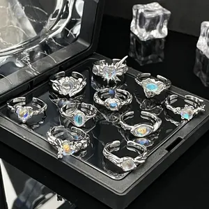 Close-up van verschillende zilveren maansteen ringen met gothic en gesmolten metaal design