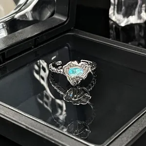 Detailopname van een minimalistische zilveren ring met blauwe maansteen