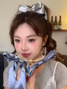 Vista dettagliata di un'elegante pinza per capelli a fiocco argento stile danza su modella
