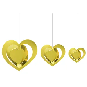 Detail von goldenen 3D-Herz-Ornamenten mit glänzendem Metallfinish für Feierlichkeiten