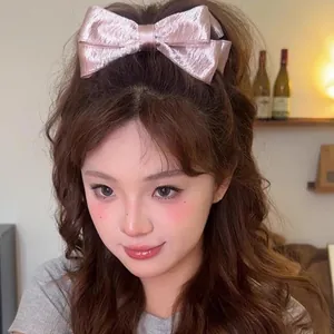 Elegante fermaglio per capelli a fiocco rosa scintillante per chignon, vista su modella
