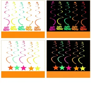 Espirales decorativas de neón fluorescente bajo luz natural y lámpara púrpura