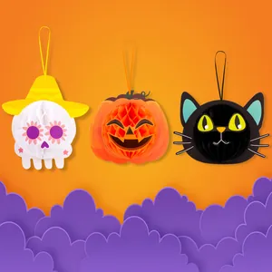 Detail van 3D Halloween honingraat papieren hangers met pompoen, schedel en zwarte kat