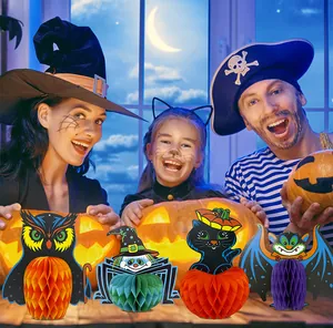 Détail de décorations en papier alvéolé Halloween avec hibou, chauve-souris et chat.