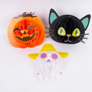 Detailweergave van Halloween honingraat papier pompoen, zwarte kat en spook decoraties