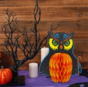 Vue détaillée du décor en papier nid d'abeille chouette d'Halloween pour fête