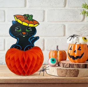 Décoration de chat noir en nid d'abeille d'Halloween sur une table en bois festive