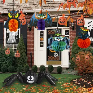 Décoration extérieure d'Halloween avec suspensions alvéolées et grande araignée