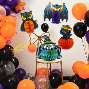 Détail de décorations en papier alvéolé 3D pour Halloween avec fond de ballons festifs