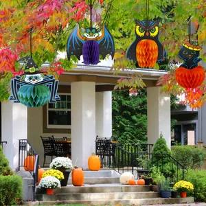 Décorations d'Halloween en nid d'abeille suspendues sur un porche d'automne festif