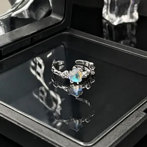 Detailopname van een hartvormige maansteen open ring met gesmolten textuur