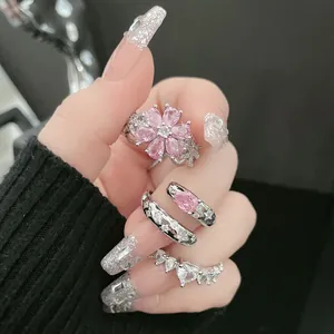 Nahaufnahme von süßen und coolen rosa Blumenringen mit funkelnden Kristallen für Damen
