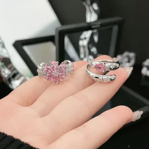 Nahaufnahme von pinkfarbenem Kristall-Blumenring und Stern-Wickelring für Detailansicht