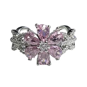 Elegante anello regolabile con fiore in zirconia rosa e accenti in pavé lucido