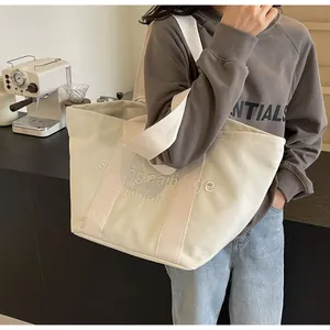 Große cremefarbene Canvas-Tragetasche mit Stickerei für Damen im Alltag und Beruf